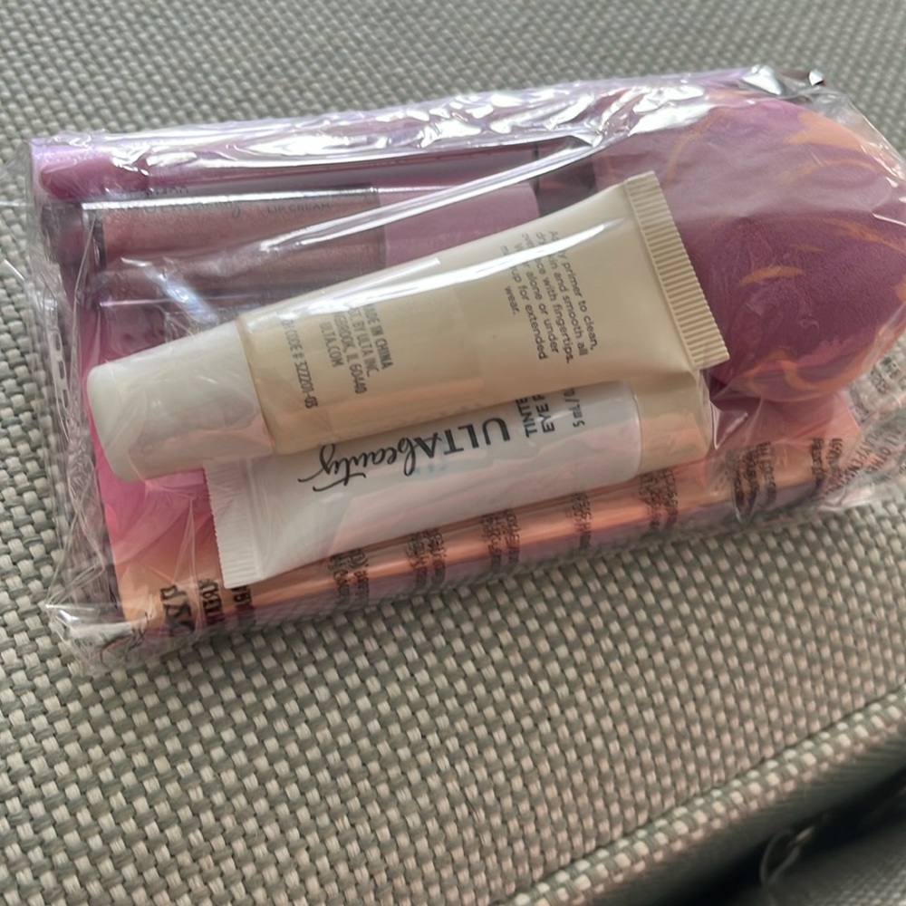 Brand New Ulta 11pc makeup set in Bag